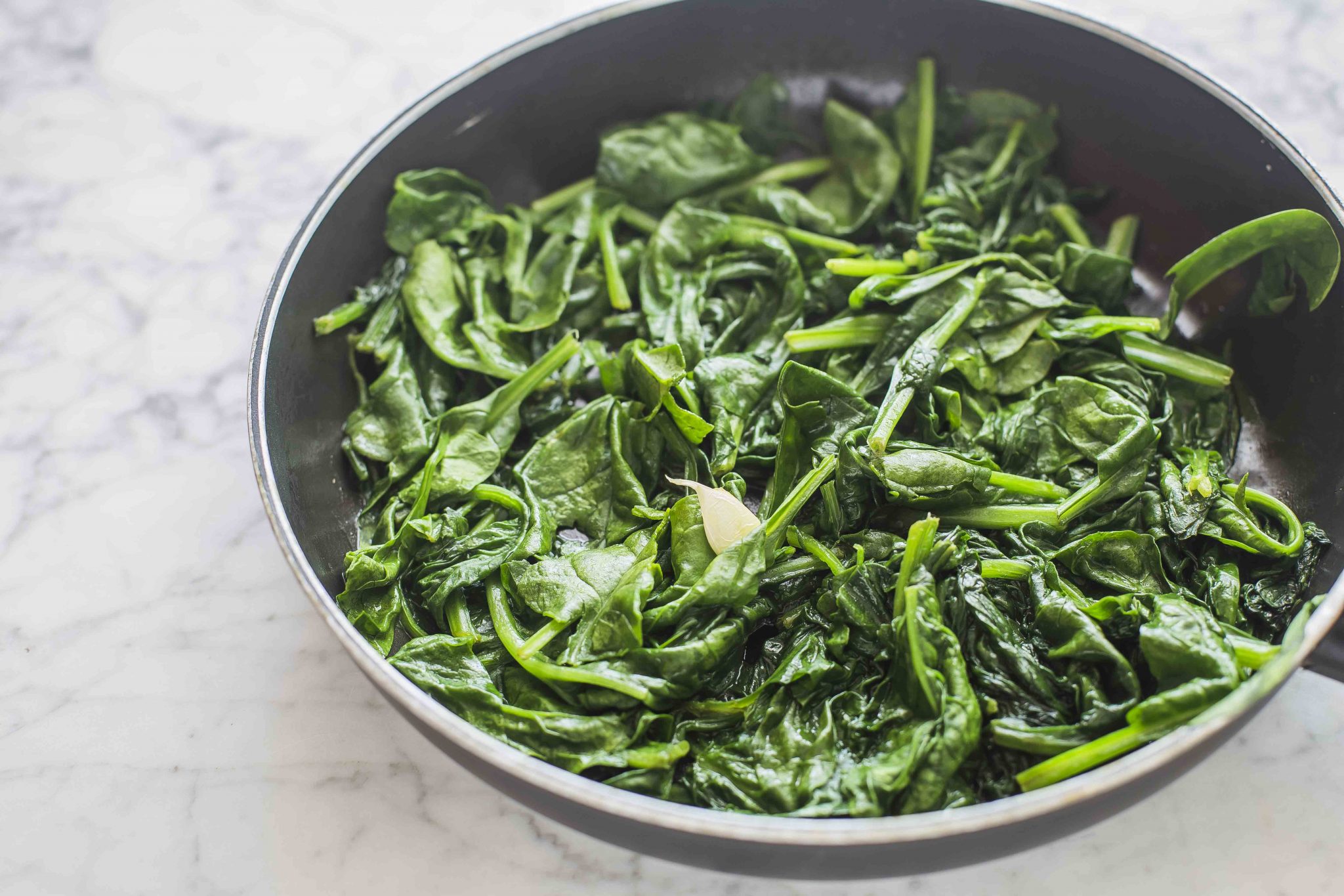 Ricetta Spinaci In Padella Con Uvetta E Pinoli Agrodolce