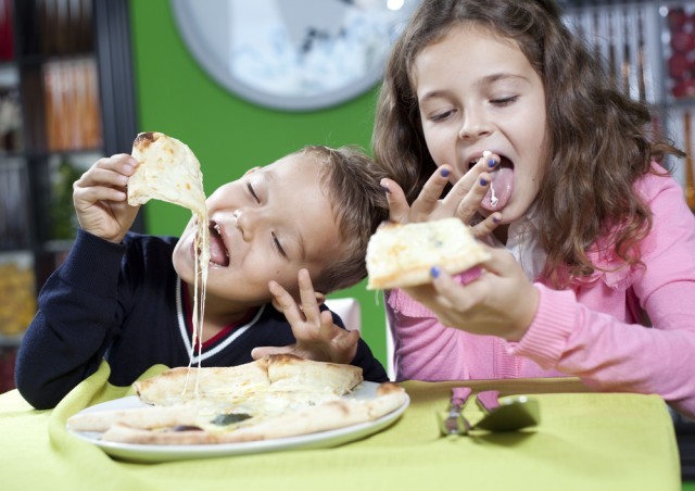 bambini che mangiano la pizza