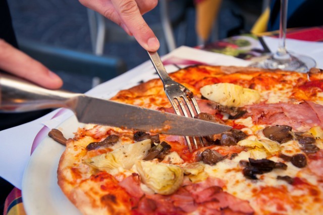 tagliare pizza con forchetta e coltello