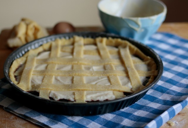 La crostata di ricotta e visciole è pronta per la cottura