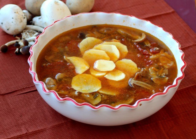 Le patate tagliate a fettine sottili aggiunte alla zuppa