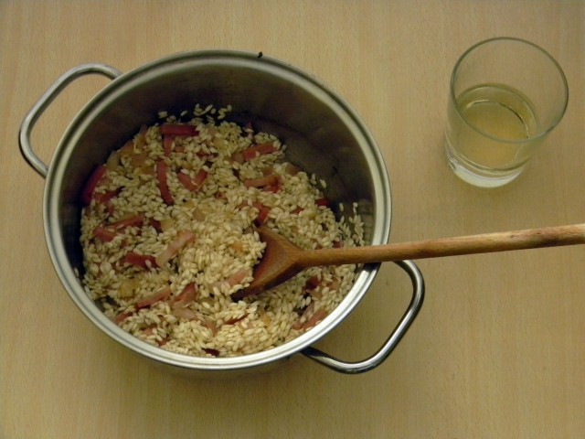 Tostatura del riso per il risotto al radicchio