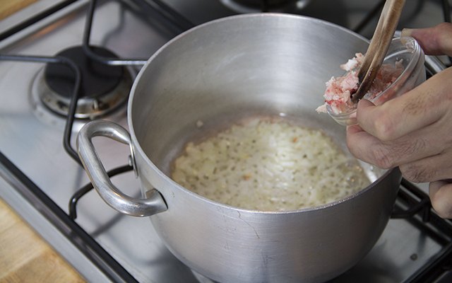 Soffritto di cipolla per il risotto alla milanese