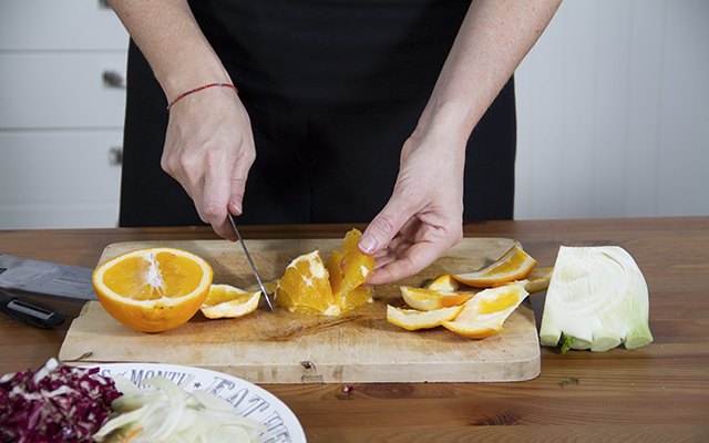Taglio e pulitura delle arance