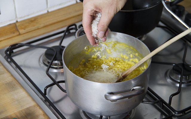 La mantecatura del risotto alla milanese