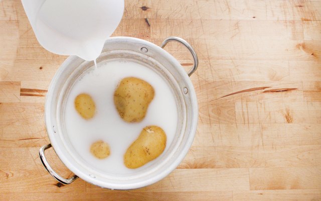 Cottura delle patate per la terrina