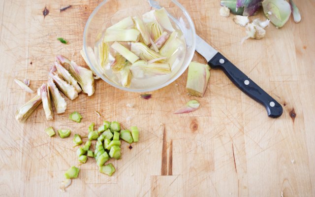 Taglio dei carciofi per i tortini