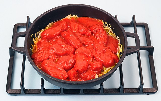 I pomodori pelati con il porro e il trito di ortaggi