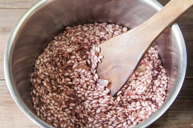 Cottura del risotto al Barolo