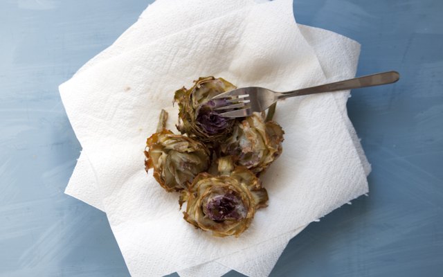 L'apertura dei carciofi prima della seconda frittura