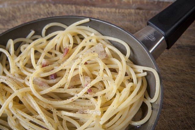 Gli spaghetti alla gricia mantecati in padella