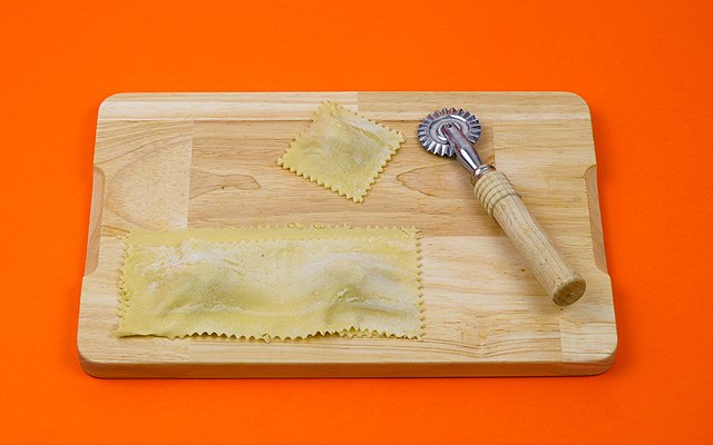 La preparazione e il taglio degli agnolotti