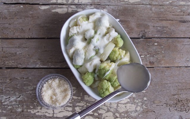 La finitura del gratin con la besciamella