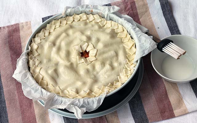 La preparazione del timballo di maccheroni