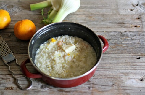 La mantecatura del risotto scampi e arancia