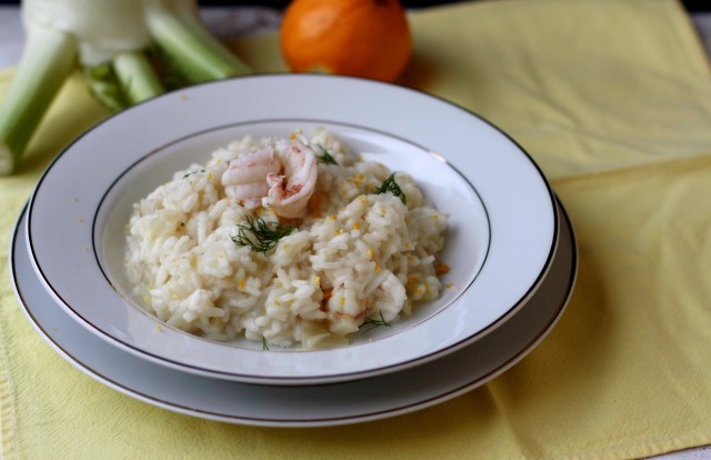 Il risotto agli scampi con arancia è un piatto leggero e profumato di inverno, che si inserisce perfettamente nella filosofia della cena del 24 dicembre.