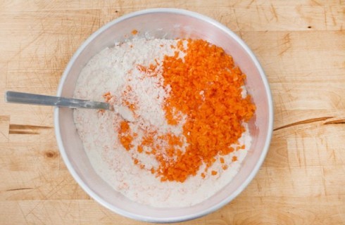 La miscela di farine e carote del ciambellone