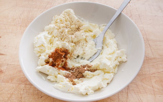 La ricotta e le spezie per il dip di zucca e noci