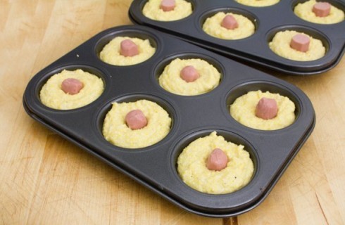 La preparazione dei muffin di polenta