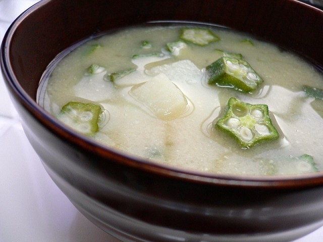 Zuppa di miso, okra e nagaimo