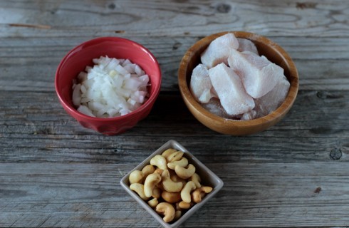 La preparazione del pollo agli anacardi