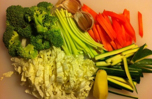 Le verdure tagliate a julienne per la zuppa di noodles