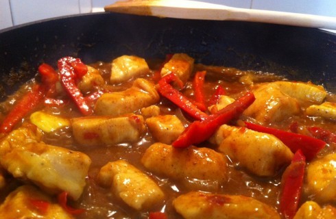 Il pollo al curry in cottura
