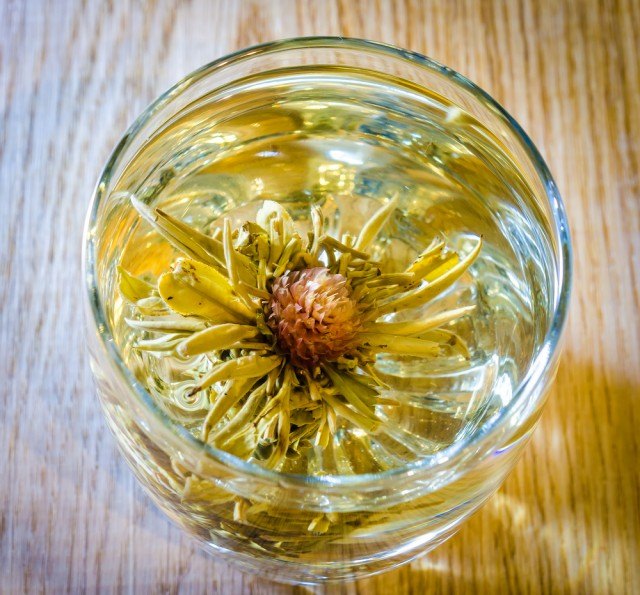Tè cinese con fiori di loto