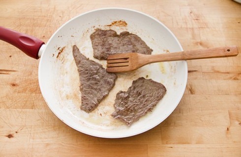 Le fettine di carne cotte in padella