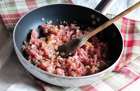 la preparazione del ragù di salsiccia