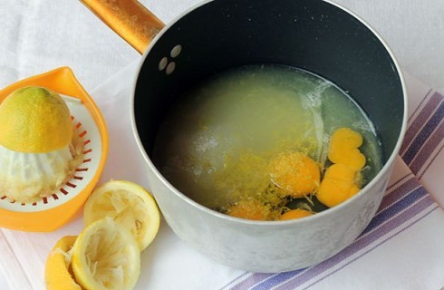 La preparazione della crema al limone