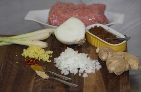 Gli ingredienti delle polpette di pollo thai