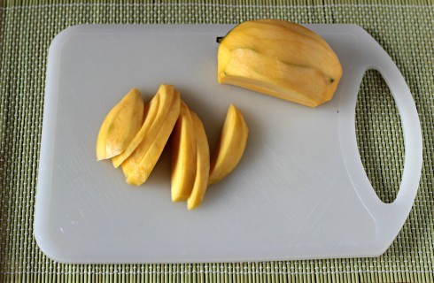 Il mango tagliato a fette