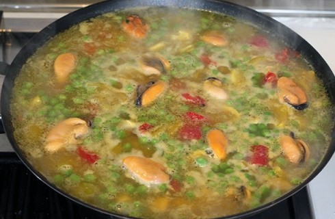 La paella in cottura