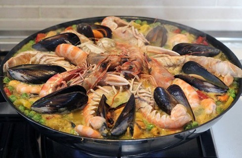 la paella in cottura