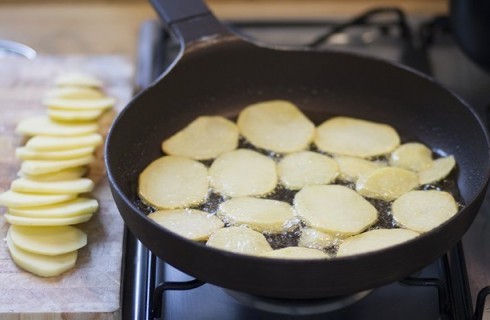 la frittura delle patate per il moussaka