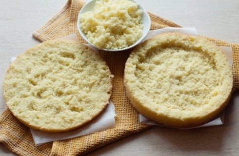 La preparazione della torta mimosa