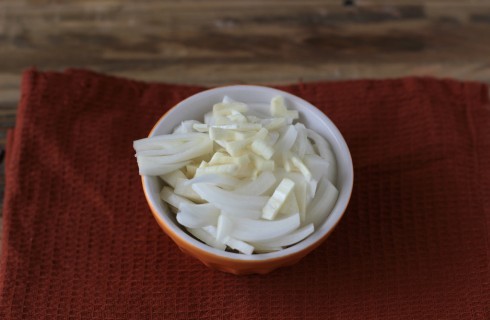 L'aglio e la cipolla per la zuppa di lenticchie indiana