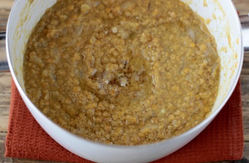 La preparazione della zuppa di lenticchie indiana