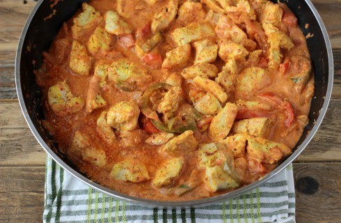 La cottura del pollo al curry indiano