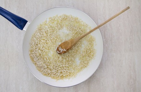 la tostatura del riso per il risotto agli asparagi