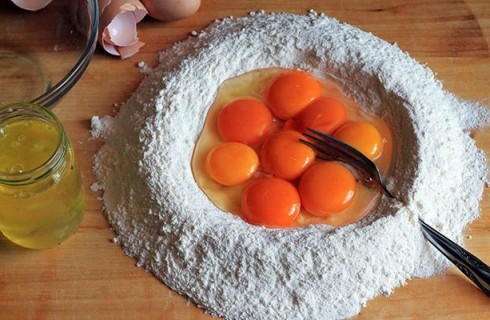 La preparazione della pasta all'uovo dei ravioli