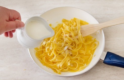 La mantecatura delle tagliatelle al limone