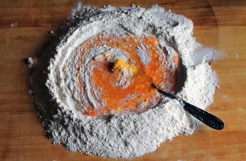 La preparazione della pasta all'uovo dei ravioli