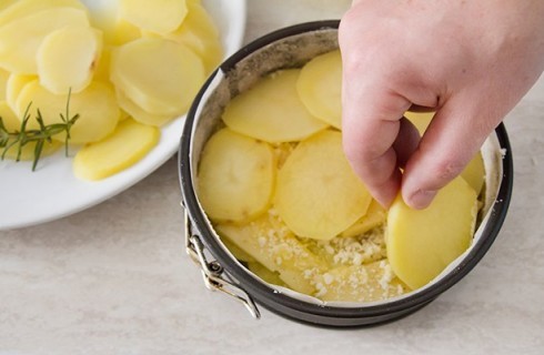 La preparazione a strati del tortino di patate