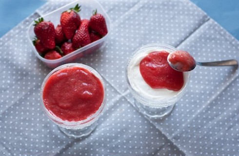 Il confezionamento della Cheese cake in coppa alle fragole