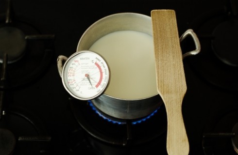 La preparazione della ricotta fatta in casa