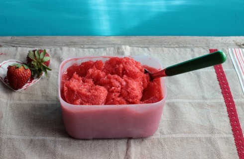 La lavorazione del sorbetto alla fragola