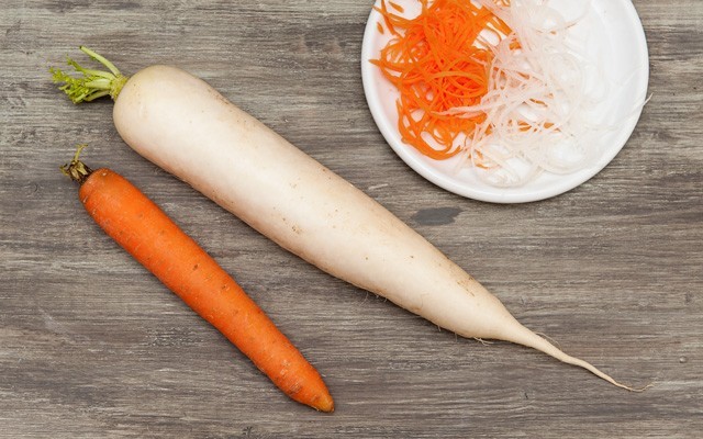 La carota e il daikon per il sashimi