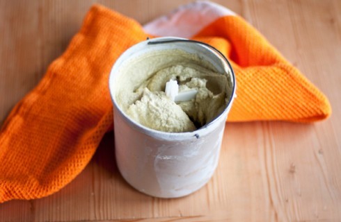 La preparazione del gelato al pistacchio